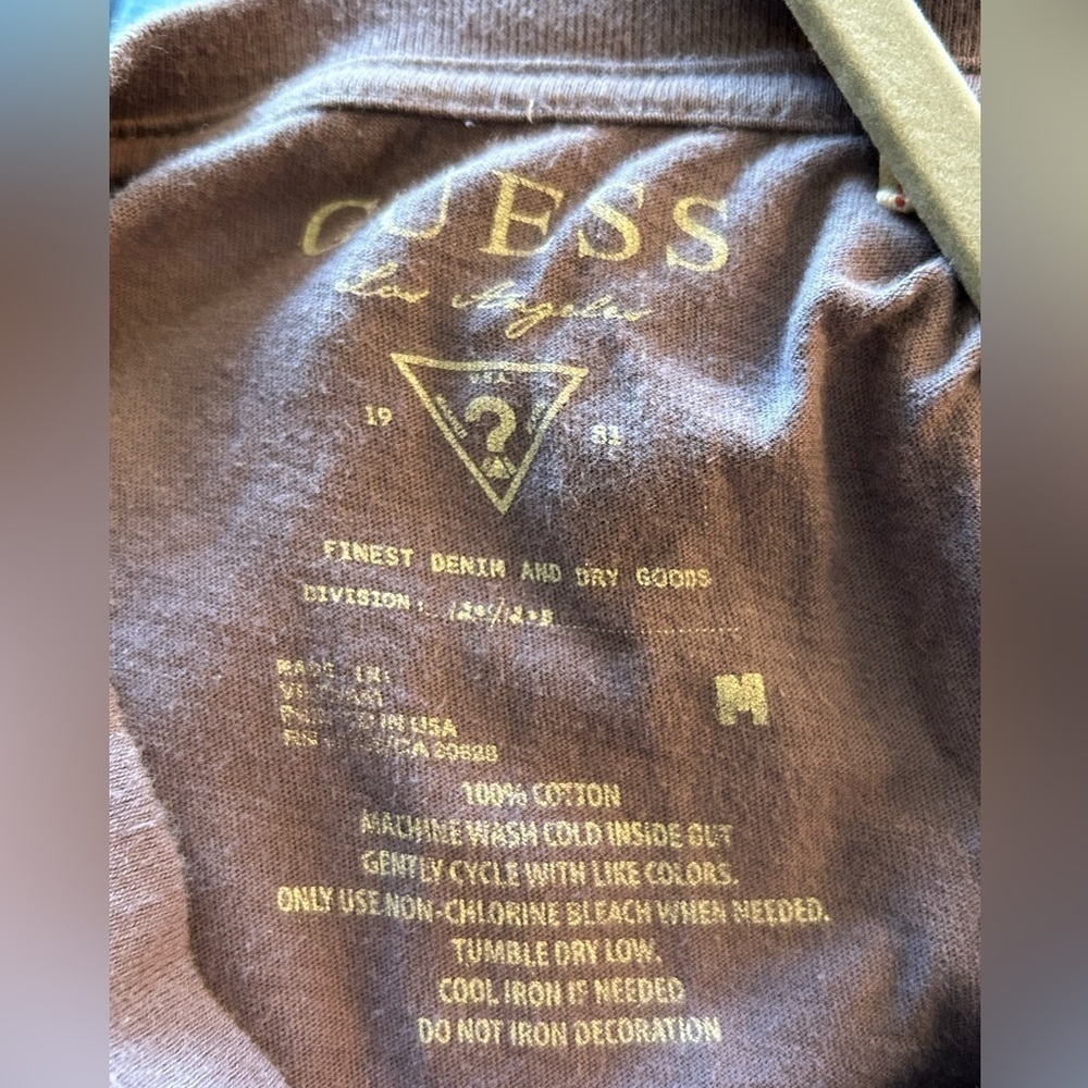 B149. Sz M Guess purple and black tee. - Picture 2 of 3